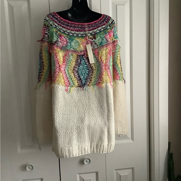 Bnwt, sweater, never worn. - Picture 4 of 4
